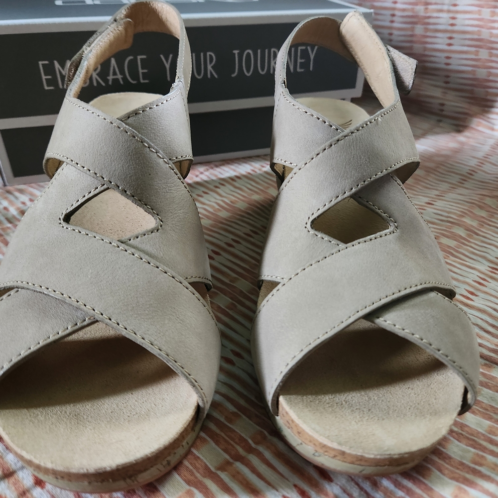 Dansko Women's Beige Wedge Sandals New In Box